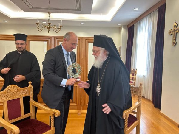 Συνάντηση Γιάννη Οικονόμου με τον Αρχιεπίσκοπο Αλβανίας